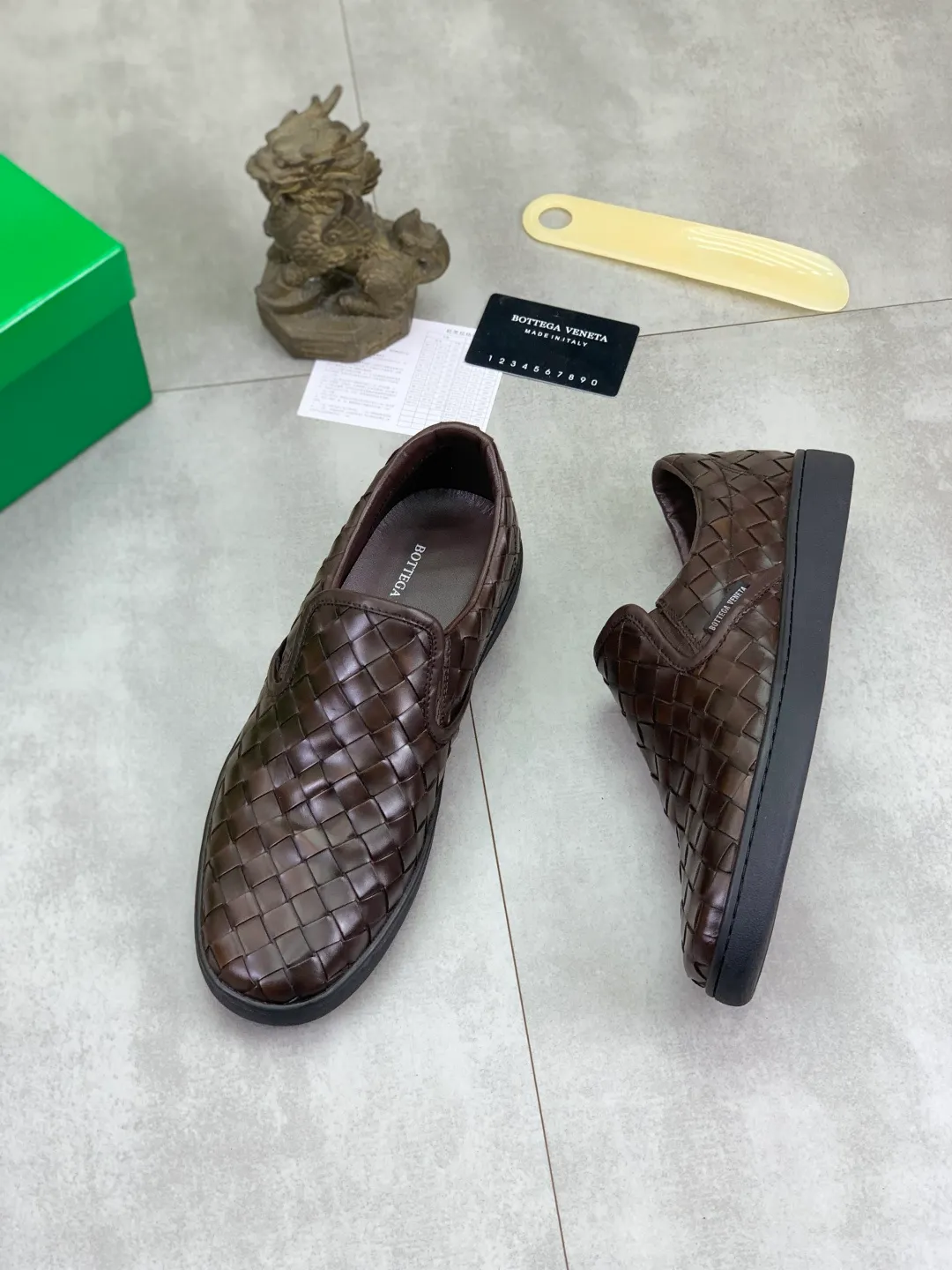 Men's shoes 💰P520 [New model] Water-dyed cow leather 💰High-quality business casual shoes 💎💎💎 BOTTEGA VENETA official website synchronizes the latest top version of BV in the market, accepts material comparison, shoe type comparison, process comparison, practical and textured, versatile and suitable for any occasion, the more you look at it, the more flavorful it becomes. Pure hand-woven craftsmanship - Upper material, hand-woven calfskin imported from Italy 🇮🇹 - High-quality water-dyed cowhide lining - Original private model customized outsole -Size: 39-45 Color: black or brown optional